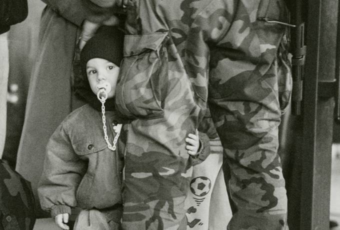 Stup sigurnosti (Oproštaj na zagrebačkom glavnom kolodvoru s ocem koji odlazi na osječku bojišnicu), prosinac, 1991.; fotograf Jadran Mimica