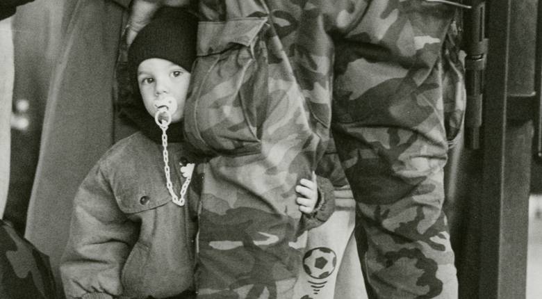 Stup sigurnosti (Oproštaj na zagrebačkom glavnom kolodvoru s ocem koji odlazi na osječku bojišnicu), prosinac, 1991.; fotograf Jadran Mimica